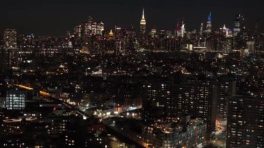 Geceleri New York şehrinin gökyüzü manzarası