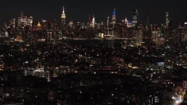Geceleri New York şehrinin gökyüzü manzarası