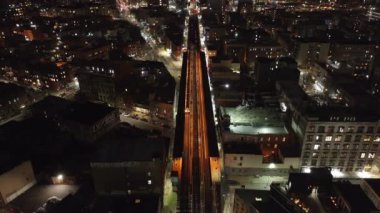 Geceleri Brooklyn 'den geçen metronun hava görüntüsü.