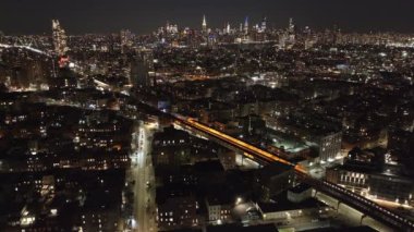 Geceleri Brooklyn 'den geçen metronun hava görüntüsü.