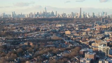 Brooklyn, Flatbush 'un hava manzarası. Arka planda Manhattan silueti olan bir kış günü çekilmiş.