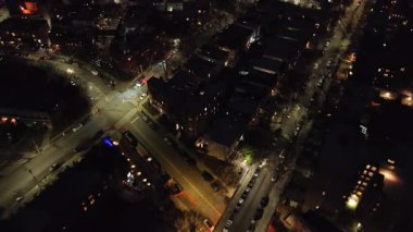 Brooklyn 'deki binaların havadan görüntüsü. Gece New York 'ta çekildi..