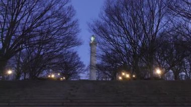 Geceleri Fort Greene Parkı 'nın havadan görüntüsü. Arka planda Hapishane Gemisi Şehitleri anıtıyla çekilen
