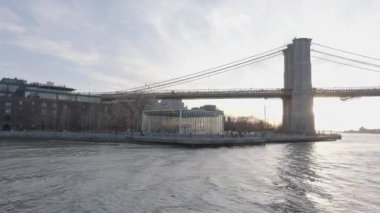 Brooklyn Köprüsü 'nün ve Jane' in Atlıkarınca 'sının havadan görüntüsü. New York 'ta gün batımında çekildi..