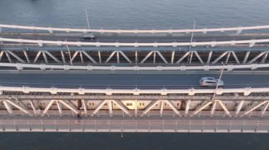 Hava görüntüsü ve Manhattan Köprüsü 'nü geçen metro görüntüsü.