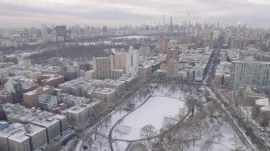 New York 'un bulutlu kış sabahındaki hava manzarası