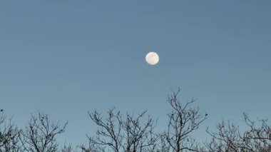 Kış günü dolunayın havadan görünüşü