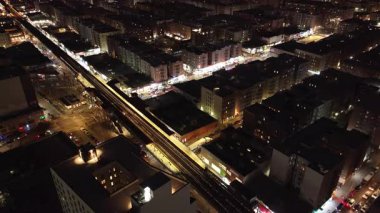 Bronx 'taki metronun hava görüntüsü. Gece New York 'ta çekildi..