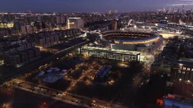Geceleri Yankee Stadyumu 'nun hava manzarası. Bronx, New York 'ta çekildi.
