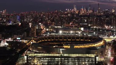 Geceleri Yankee Stadyumu 'nun hava manzarası. Bronx, New York 'ta çekildi.