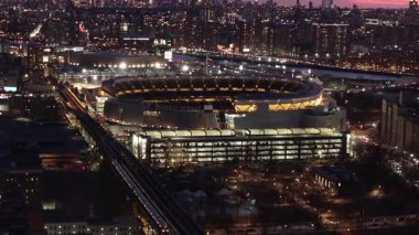 Geceleri Yankee Stadyumu 'nun hava manzarası. Bronx, New York 'ta çekildi.