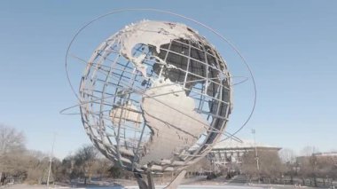 Flushing Meadows Corona Parkı 'ndaki Unisphere' in hava manzarası. Queens, New York 'ta bir kış sabahı çekildi..