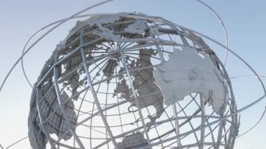 Flushing Meadows Corona Parkı 'ndaki Unisphere' in hava manzarası. Queens, New York 'ta bir kış sabahı çekildi..
