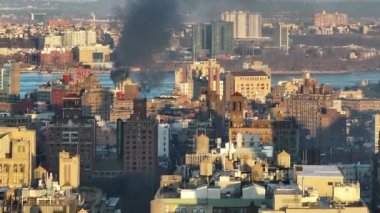 New York 'ta bir yangının havadan görüntüsü. Aşağı Manhattan 'da bir kış sabahı vuruldu..