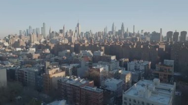Manhattan şehir merkezinin hava görüntüsü gün doğumunda