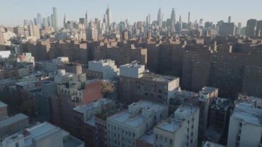 Manhattan şehir merkezinin hava görüntüsü gün doğumunda