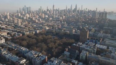 Manhattan Tompkins Meydanı Parkı 'nın havadan görüntüsü. Kuzeye, şehir merkezine ve Empire State Binası 'na bakıyor..
