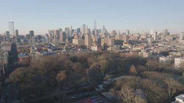 Tompkins Meydanı Parkı 'nın hava görüntüsü. Aşağı Manhattan 'da gündoğumunda vuruldu.