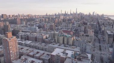 Günbatımında New York şehrinin gökyüzü manzarası. Harlem 'de vuruldu. Manhattan şehir merkezine doğru güneye bakıyor..
