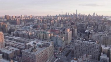 Günbatımında New York şehrinin gökyüzü manzarası. Harlem 'de vuruldu. Manhattan şehir merkezine doğru güneye bakıyor..