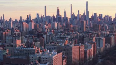 Günbatımında New York şehrinin gökyüzü manzarası. Harlem 'de vuruldu. Manhattan şehir merkezine doğru güneye bakıyor..