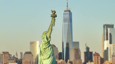 Gün batımında Özgürlük Anıtı 'nın havadan görünüşü. New York 'ta vuruldu..