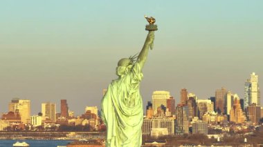 Mavi gökyüzüne karşı Özgürlük Anıtı 'nın havadan görünüşü. New York 'ta vuruldu..