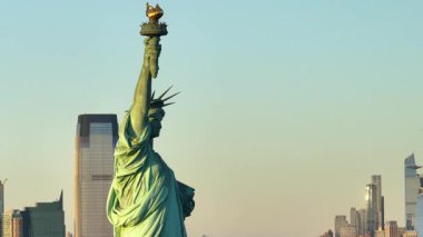 Alacakaranlıkta Özgürlük Anıtı 'nın havadan görünüşü. New York 'ta vuruldu..