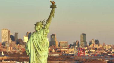 Gün batımında Özgürlük Anıtı 'nın havadan görünüşü. New York 'ta vuruldu..