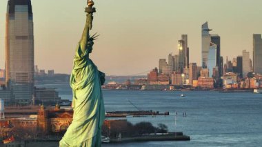 Alacakaranlıkta Özgürlük Anıtı 'nın havadan görünüşü. New York 'ta vuruldu..