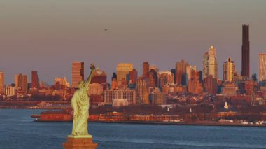 Alacakaranlıkta Özgürlük Anıtı 'nın havadan görünüşü. New York 'ta vuruldu..