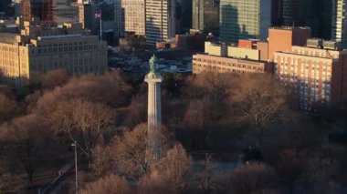 Hapishane Gemisi Şehit Anıtı 'nın havadan görünüşü. Brooklyns Fort Greene Park 'ta bir kış sabahı vuruldu.