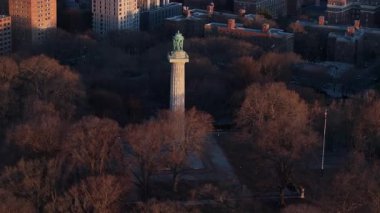Hapishane Gemisi Şehit Anıtı 'nın havadan görünüşü. Brooklyns Fort Greene Park 'ta bir kış sabahı vuruldu.