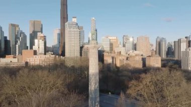 Hapishane Gemisi Şehit Anıtı 'nın havadan görünüşü. Brooklyns Fort Greene Park 'ta bir kış sabahı vuruldu.