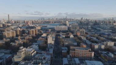 Güneş doğarken Manhattan ufuk çizgisinin havadan görüntüsü. Brooklyn 'de kışın çekilmiş..