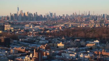 Alacakaranlıkta New York şehrinin havadan görünümü.