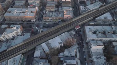 Brooklyn 'den geçen metronun hava görüntüsü. Alacakaranlıkta vuruldu.