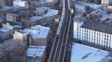 Brooklyn 'den geçen metronun hava görüntüsü. Alacakaranlıkta vuruldu.
