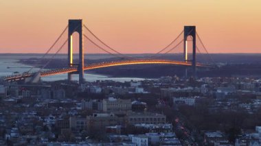 Gün batımında Verrazzano-Narrows Köprüsü 'nün havadan görüntüsü. Brooklyn, New York 'ta çekilmiş..
