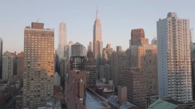 Empire State Binası 'nın havadan görünüşü. New York 'ta gün doğumunda çekilmiş..