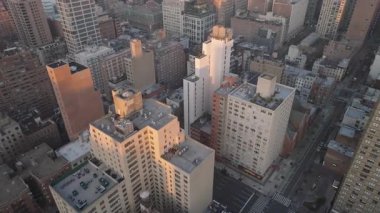 New York 'taki çatıların havadan görünüşü. New York 'ta gün doğumunda çekilmiş..