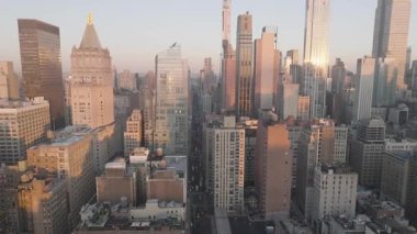 Manhattan şehir merkezindeki gökdelenlerin hava manzarası. New York 'ta gün doğumunda çekilmiş..