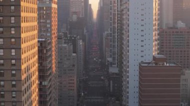Manhattan şehir merkezindeki caddelerin hava görüntüsü. New York 'ta gün doğumunda çekilmiş..