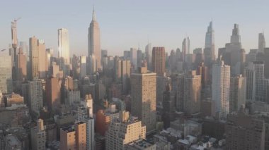 Empire State Binası 'nın havadan görünüşü. New York 'ta gün doğumunda çekilmiş..