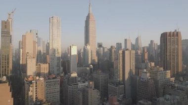 Empire State Binası 'nın havadan görünüşü. New York 'ta gün doğumunda çekilmiş..