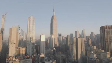 Empire State Binası 'nın havadan görünüşü. New York 'ta gün doğumunda çekilmiş..