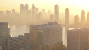 Queens 'te güneşin doğuşunun havadan görüntüsü. New York 'ta vuruldu. Long Island City' ye doğru bakıyor..