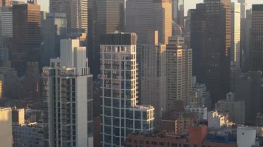 Manhattan şehir merkezindeki gökdelenlerin hava manzarası. New York 'ta gün doğumunda çekilmiş..