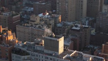 New York 'taki çatıların havadan görünüşü. New York 'ta gün doğumunda çekilmiş..