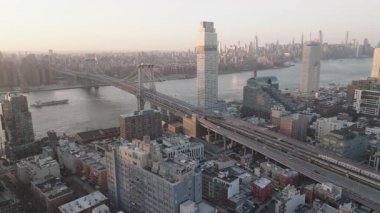 Williamsburg Köprüsü 'nü geçen metro görüntüsü. New York 'ta vuruldu.